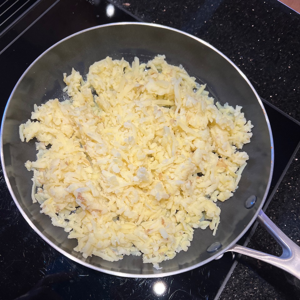 Kartoffeln in die Pfanne geben